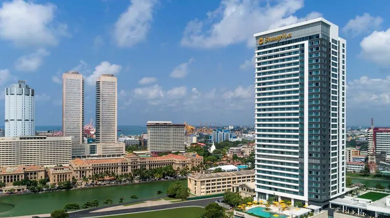 Das Shangri-La Colombo vereint Luxus, kulturelle Raffinesse und urbanen Komfort auf einzigartige Weise. Mit einem beeindruckenden Blick auf die Bucht, exquisiten kulinarischen Erlebnissen und einem unvergleichlichen Spa-Angebot bietet dieses Hotel seinen Gästen eine elegante Auszeit im Herzen der geschäftigen Hauptstadt Sri Lankas. Ein perfekter Rückzugsort, der Erholung und Stadtflair harmonisch verbindet. Die Ocean View Zimmer des Hauses strahlen mit ihrer luxuriösen Einrichtung und den hochwertigen Materialien eine einladende Eleganz aus. Große Fenster geben den Blick auf die malerische Bucht frei, während die Spa Ceylon Pflegeprodukte in den Badezimmern einen Hauch von srilankischer Wellness-Tradition in jeden Aufenthalt bringen. Das Design der Räume, geprägt von zeitloser Modernität, lädt zum Verweilen und Wohlfühlen ein. Das Frühstücksbuffet ist eine kulinarische Reise für sich, die internationale Klassiker mit den unverkennbaren Aromen Sri Lankas kombiniert. Frische, fluffige Hoppers, würzige Currys und tropische Früchte stehen neben Croissants und anderen internationalen Favoriten bereit. Ein Höhepunkt für Feinschmecker bleibt jedoch das Shang Palace, wo die Peking-Ente als Stadtlegende gilt und Dumplings mit meisterhafter Präzision zubereitet werden. Details dazu finden sich in einem separaten Artikel: "hier lesen". Für Momente der tiefen Entspannung bietet das Chi Spa eine wahre Oase. Inmitten des Trubels von Colombo lädt das Spa mit seinen Behandlungen, inspiriert von jahrhundertealten Heiltraditionen, zu einer Reise der Erneuerung ein. Die geschickten Hände der Therapeuten und die ruhige, stilvolle Atmosphäre machen jeden Besuch zu einem Erlebnis, das Körper und Geist in Einklang bringt. Direkt verbunden mit der luxuriösen Mall Galle Face One, öffnet das Shangri-La Colombo auch die Türen zu einer Welt des erstklassigen Shoppings. Hier finden sich Boutiquen internationaler Marken und exquisite Geschäfte, die mühelos vom Hotel aus erreichbar sind. Diese Nähe macht das Hotel zu einem Paradies für Shoppingliebhaber, die hochwertige Produkte und exklusive Erlebnisse suchen. Das Shangri-La Colombo steht für eine neue Definition von Luxus in Sri Lanka. Es ist ein Ort, an dem Eleganz und Komfort Hand in Hand gehen und wo Gäste das Beste von Colombo in einer luxuriösen, inspirierenden Umgebung erleben können. Eine Destination, die ihresgleichen sucht.