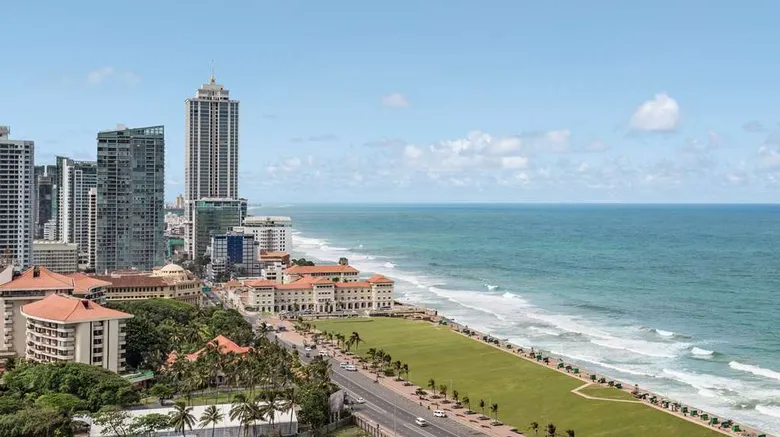 Das Shangri-La Colombo vereint Luxus, kulturelle Raffinesse und urbanen Komfort auf einzigartige Weise. Mit einem beeindruckenden Blick auf die Bucht, exquisiten kulinarischen Erlebnissen und einem unvergleichlichen Spa-Angebot bietet dieses Hotel seinen Gästen eine elegante Auszeit im Herzen der geschäftigen Hauptstadt Sri Lankas. Ein perfekter Rückzugsort, der Erholung und Stadtflair harmonisch verbindet. Die Ocean View Zimmer des Hauses strahlen mit ihrer luxuriösen Einrichtung und den hochwertigen Materialien eine einladende Eleganz aus. Große Fenster geben den Blick auf die malerische Bucht frei, während die Spa Ceylon Pflegeprodukte in den Badezimmern einen Hauch von srilankischer Wellness-Tradition in jeden Aufenthalt bringen. Das Design der Räume, geprägt von zeitloser Modernität, lädt zum Verweilen und Wohlfühlen ein. Das Frühstücksbuffet ist eine kulinarische Reise für sich, die internationale Klassiker mit den unverkennbaren Aromen Sri Lankas kombiniert. Frische, fluffige Hoppers, würzige Currys und tropische Früchte stehen neben Croissants und anderen internationalen Favoriten bereit. Ein Höhepunkt für Feinschmecker bleibt jedoch das Shang Palace, wo die Peking-Ente als Stadtlegende gilt und Dumplings mit meisterhafter Präzision zubereitet werden. Details dazu finden sich in einem separaten Artikel: "hier lesen". Für Momente der tiefen Entspannung bietet das Chi Spa eine wahre Oase. Inmitten des Trubels von Colombo lädt das Spa mit seinen Behandlungen, inspiriert von jahrhundertealten Heiltraditionen, zu einer Reise der Erneuerung ein. Die geschickten Hände der Therapeuten und die ruhige, stilvolle Atmosphäre machen jeden Besuch zu einem Erlebnis, das Körper und Geist in Einklang bringt. Direkt verbunden mit der luxuriösen Mall Galle Face One, öffnet das Shangri-La Colombo auch die Türen zu einer Welt des erstklassigen Shoppings. Hier finden sich Boutiquen internationaler Marken und exquisite Geschäfte, die mühelos vom Hotel aus erreichbar sind. Diese Nähe macht das Hotel zu einem Paradies für Shoppingliebhaber, die hochwertige Produkte und exklusive Erlebnisse suchen. Das Shangri-La Colombo steht für eine neue Definition von Luxus in Sri Lanka. Es ist ein Ort, an dem Eleganz und Komfort Hand in Hand gehen und wo Gäste das Beste von Colombo in einer luxuriösen, inspirierenden Umgebung erleben können. Eine Destination, die ihresgleichen sucht.